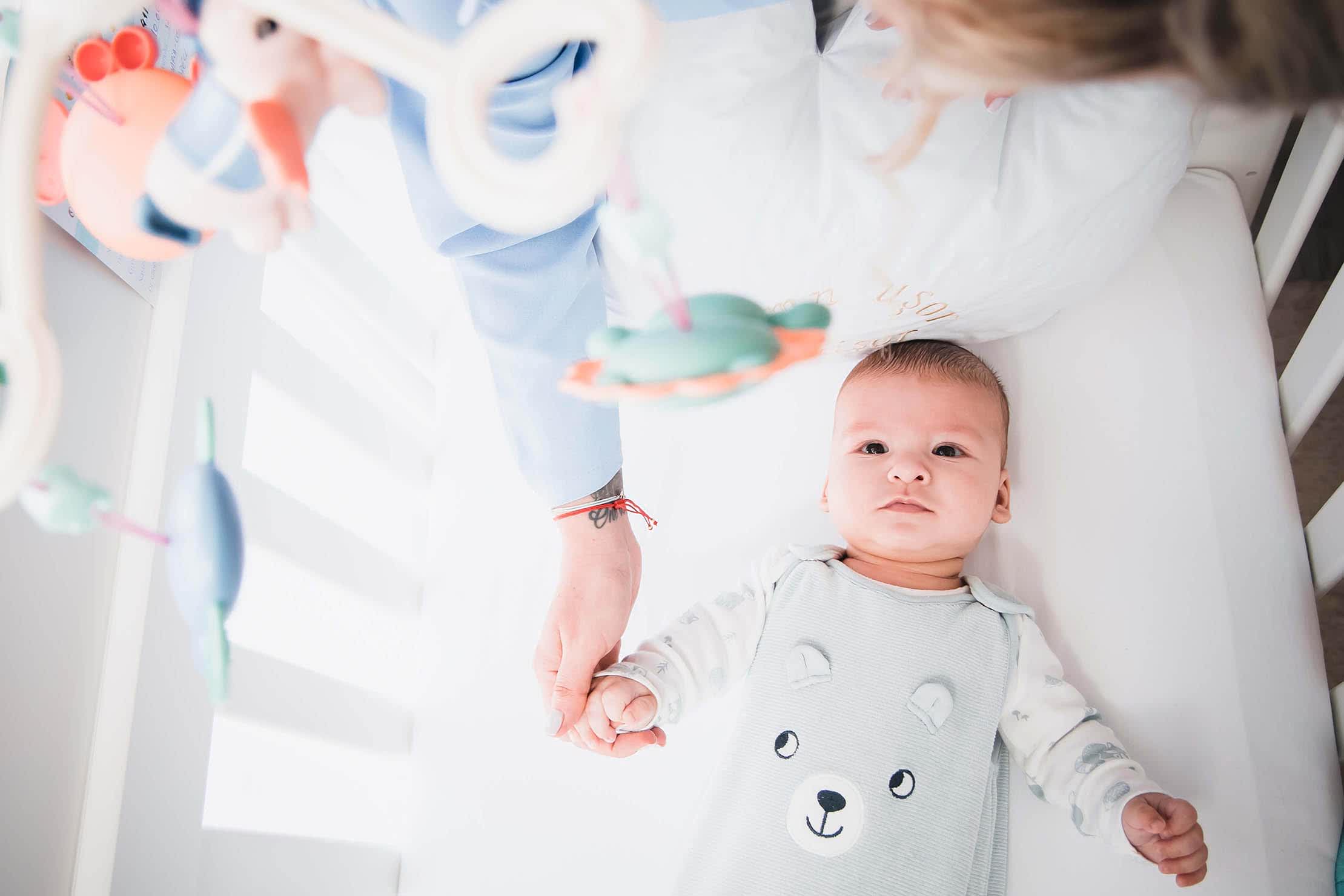 copil in patut pentru fotografie botez